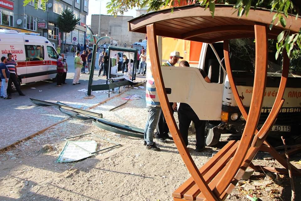 KAMYON OTOBÜS DURAĞINA DALDI