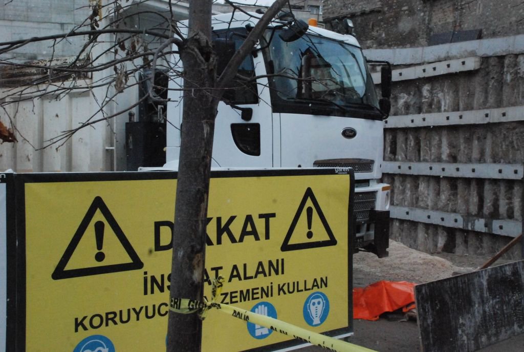 KAMYONUN ALTINDA CAN VERDİ