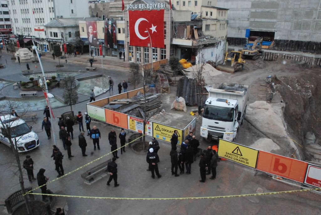 KAMYONUN ALTINDA CAN VERDİ