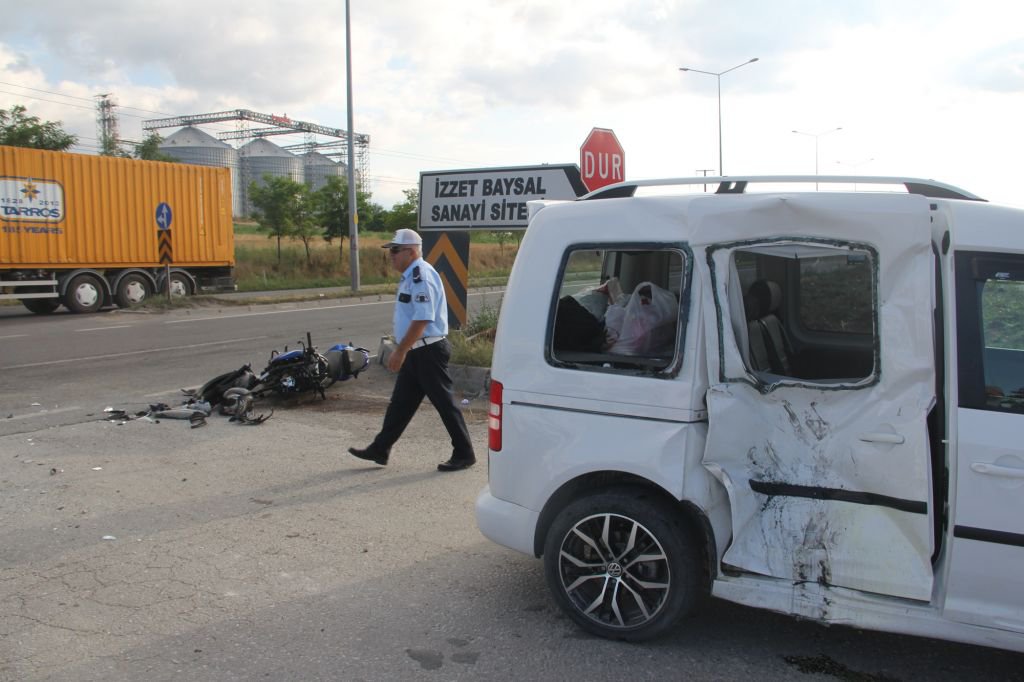 KAVŞAKTA YÜREKLERİ DAĞLAYAN KAZA