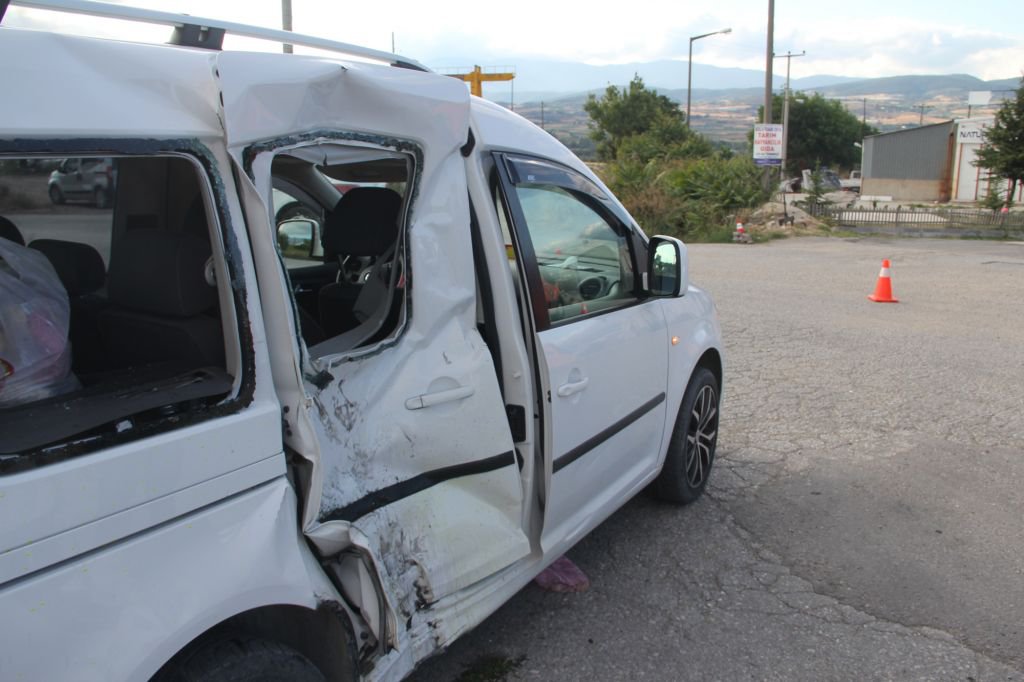 KAVŞAKTA YÜREKLERİ DAĞLAYAN KAZA