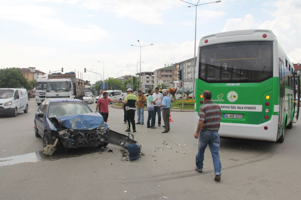 KIRMIZI IŞIKTA DURMAYINCA OTOBÜSE ÇARPTI