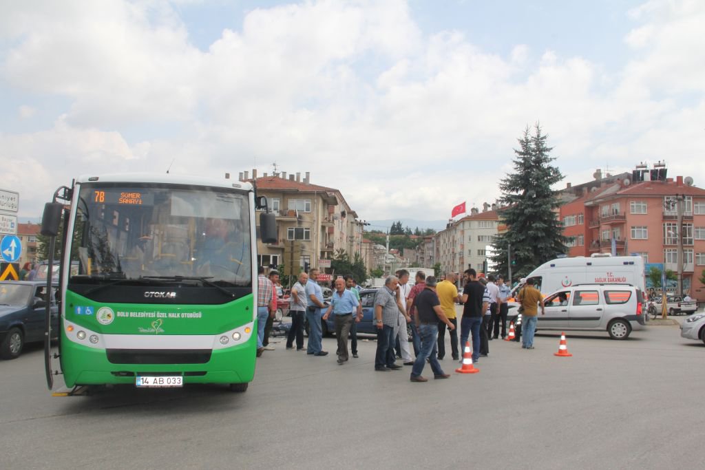 KIRMIZI IŞIKTA DURMAYINCA OTOBÜSE ÇARPTI