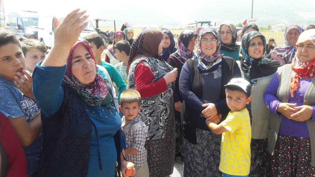 KÖY HALKI AYAKLANDI