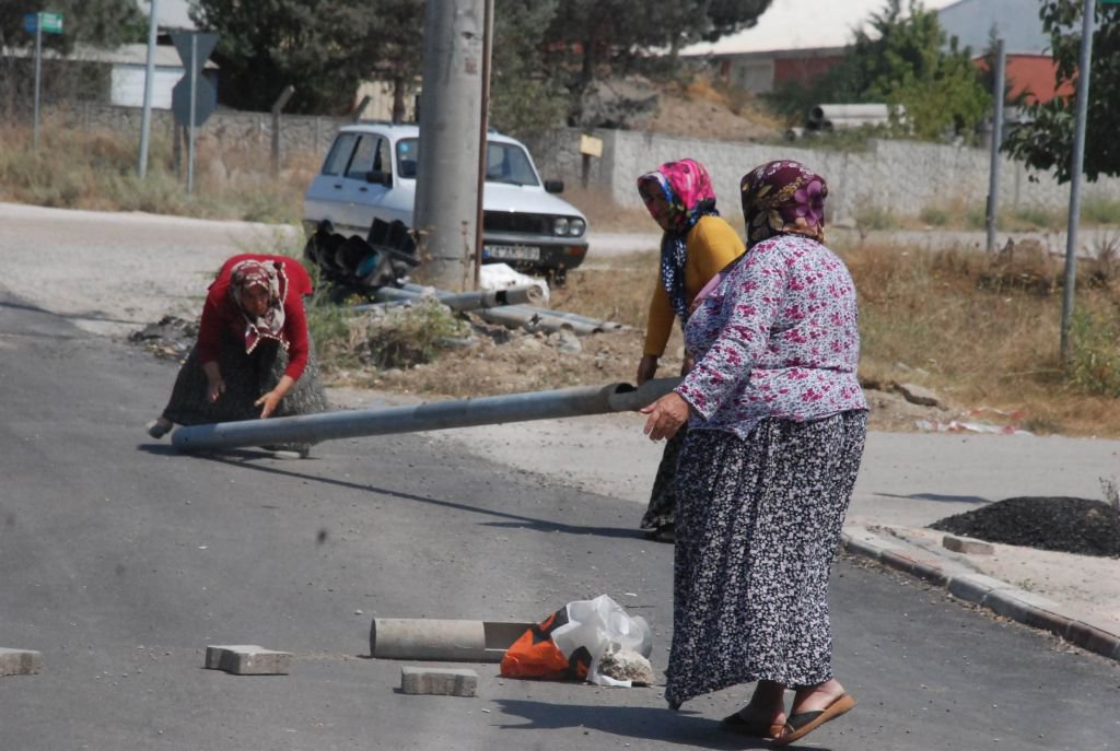 MAHALLEDEKİ KADINLAR AYAKLANDI