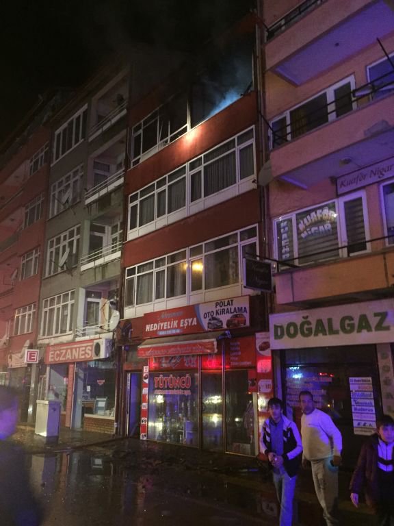 MAHALLEYİ AYAĞA KALDIRAN YANGIN