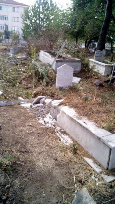 MEZARLAR YERLE BİR OLDU