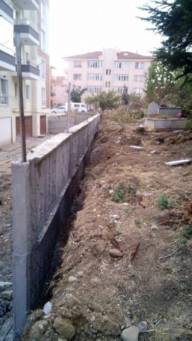 MEZARLAR YERLE BİR OLDU