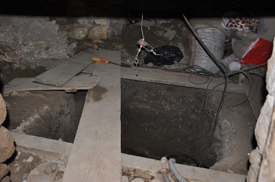 MUHTARIN EVİNİN BAHÇESİNE DEFİNE BASKINI