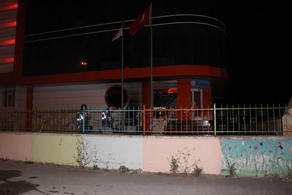 OKULU YAKMAK İSTEDİ