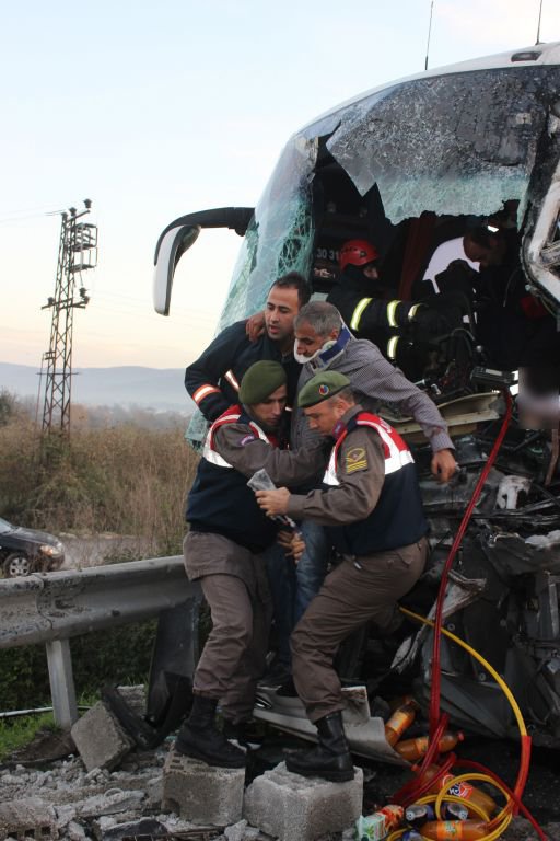 OTOBÜS TIR'A ARKADAN ÇARPTI, CAN PAZARI YAŞANDI