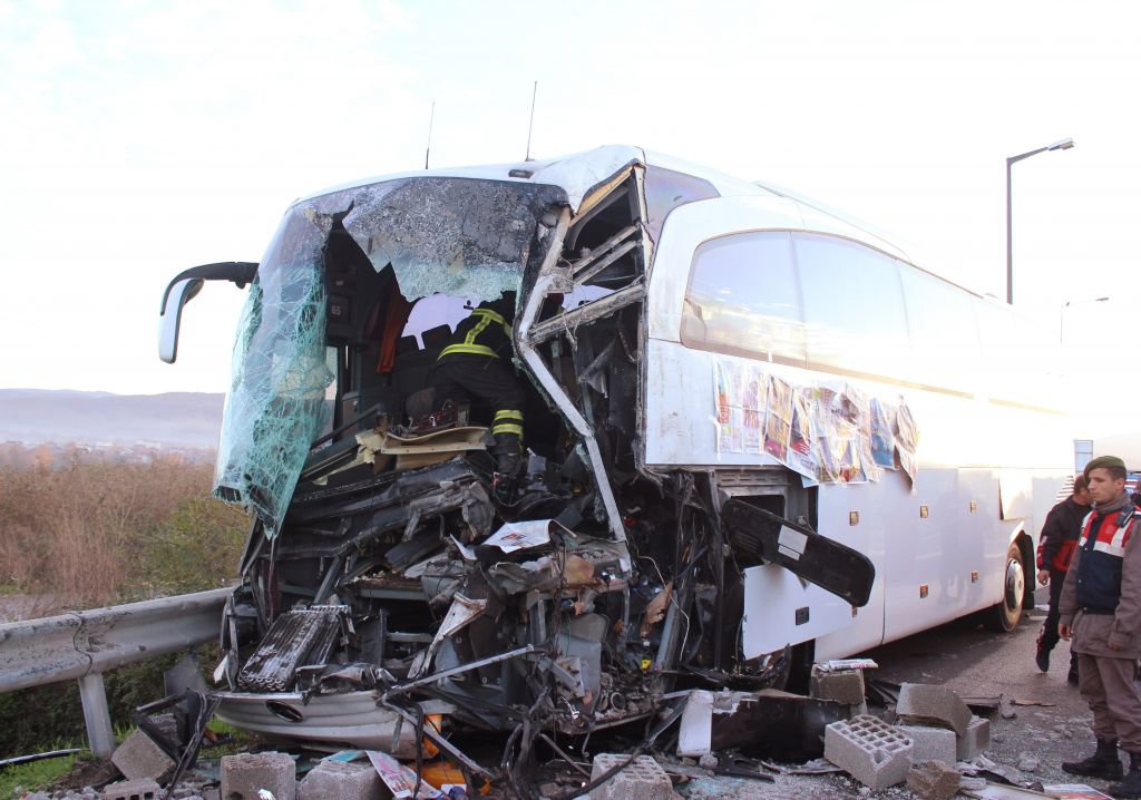 OTOBÜS TIR'A ARKADAN ÇARPTI, CAN PAZARI YAŞANDI