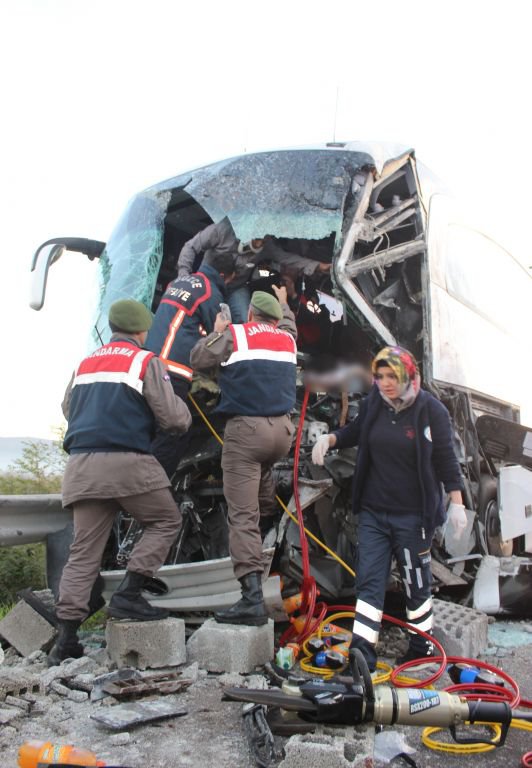 OTOBÜS TIR'A ARKADAN ÇARPTI, CAN PAZARI YAŞANDI