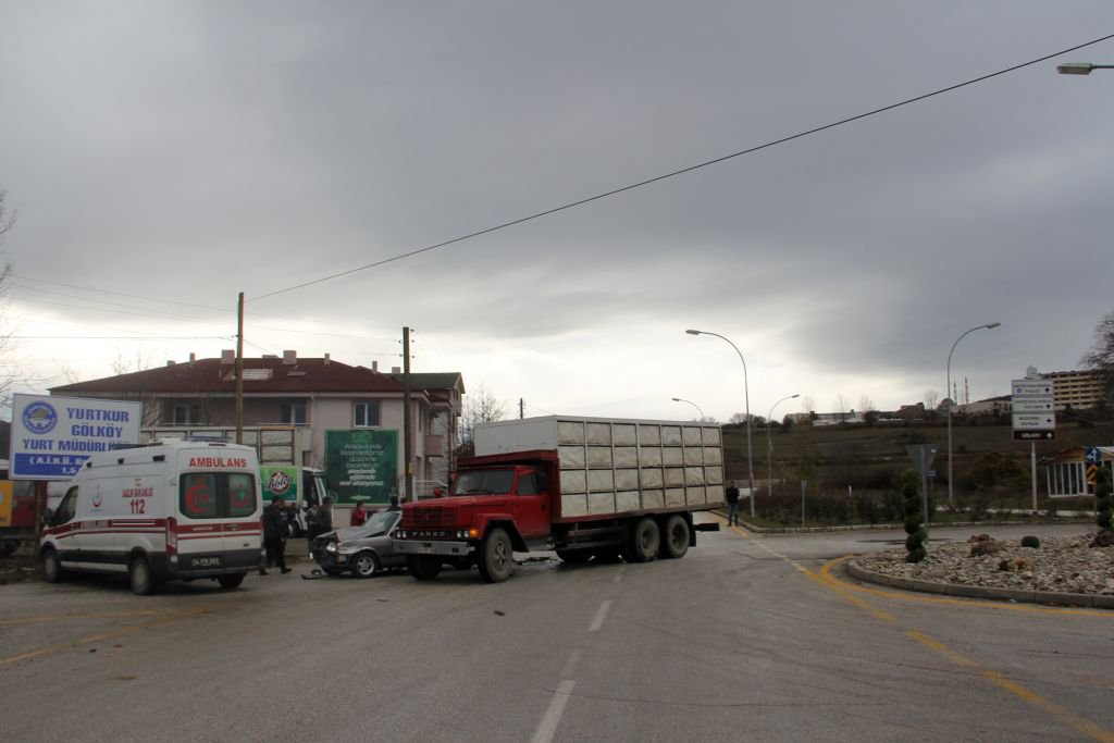 OTOMOBİL KAMYONA ÇARPTI, SÜRÜCÜ YARALANDI