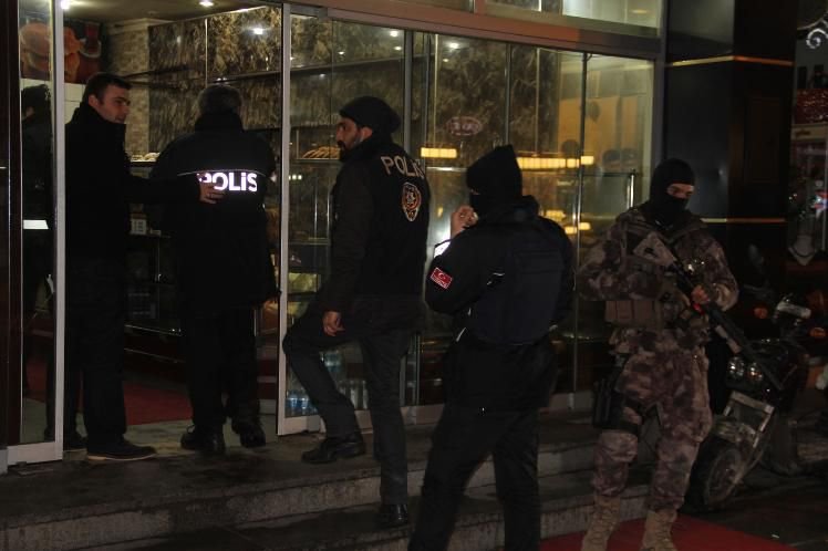 ÖZEL HAREKAT SOKAĞA İNDİ...