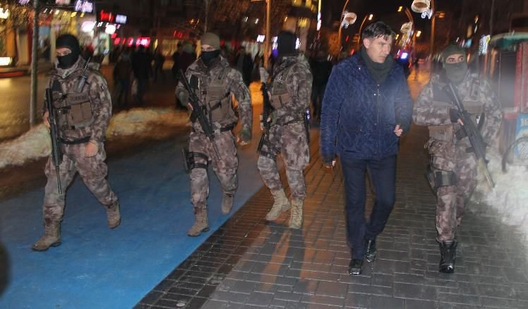 ÖZEL HAREKAT SOKAĞA İNDİ...