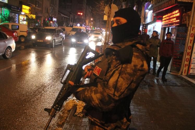 ÖZEL HAREKAT SOKAĞA İNDİ...