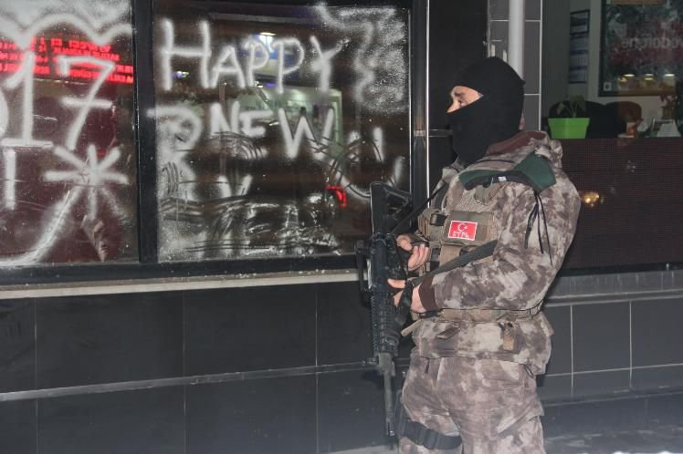 ÖZEL HAREKAT SOKAĞA İNDİ...