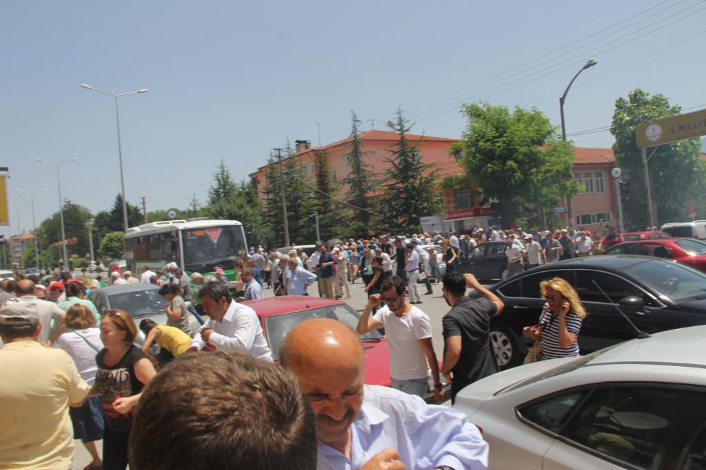 POLİS CHP'Lİ GRUBA MÜDAHALE ETTİ