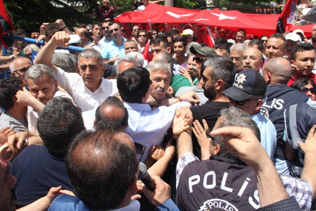 POLİS CHP'Lİ GRUBA MÜDAHALE ETTİ