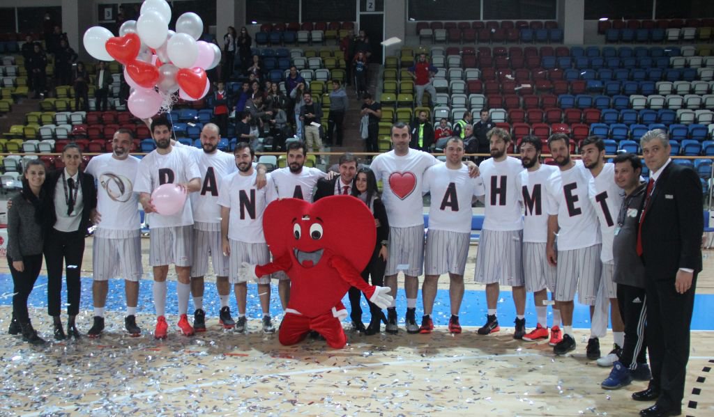 SAHADA SÜRPRİZ EVLENME TEKLİFİ