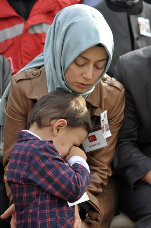 ŞEHİT KAYMAKAMIMIZ GÖZYAŞLARIYLA TOPRAĞA VERİLDİ