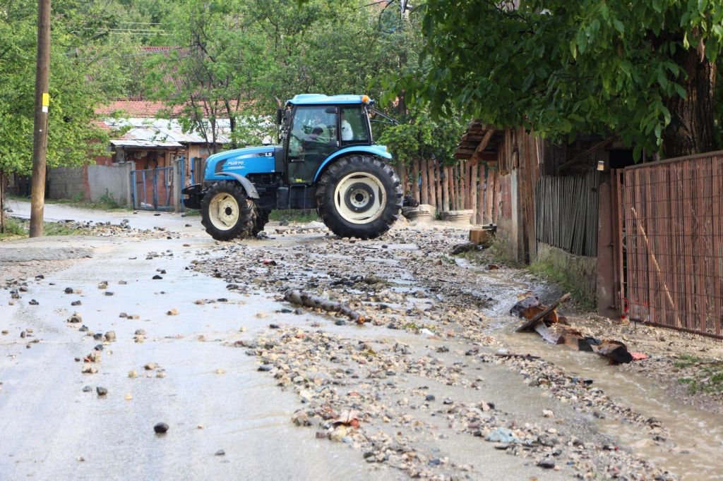 SEL SULARI KÖYDE HAYATI FELÇ ETTİ