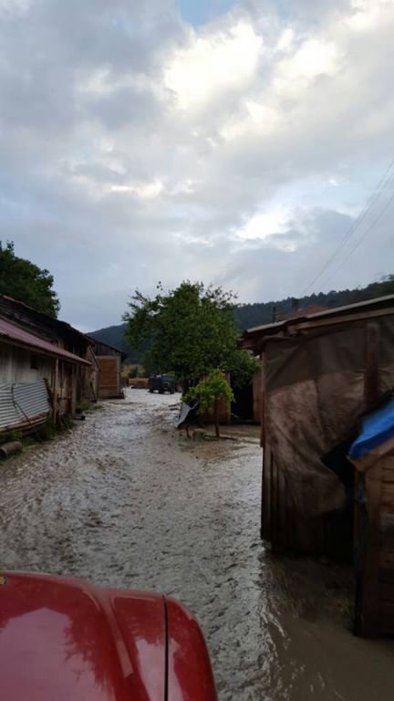 SEL SULARI KÖYDE HAYATI FELÇ ETTİ