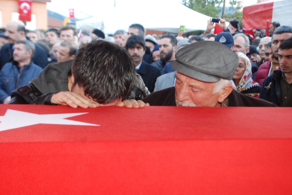 SEVDİĞİNE SON KEZ BAKTI