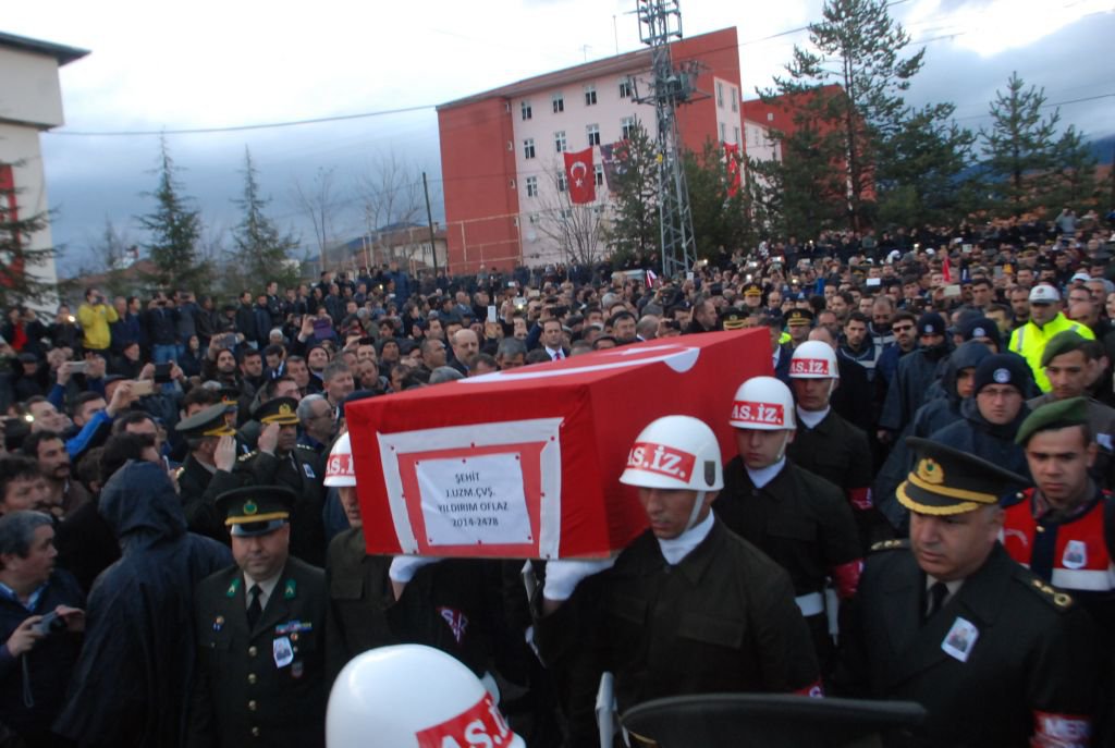 SEVDİĞİNE SON KEZ BAKTI