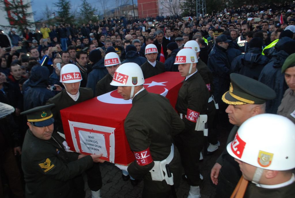 SEVDİĞİNE SON KEZ BAKTI