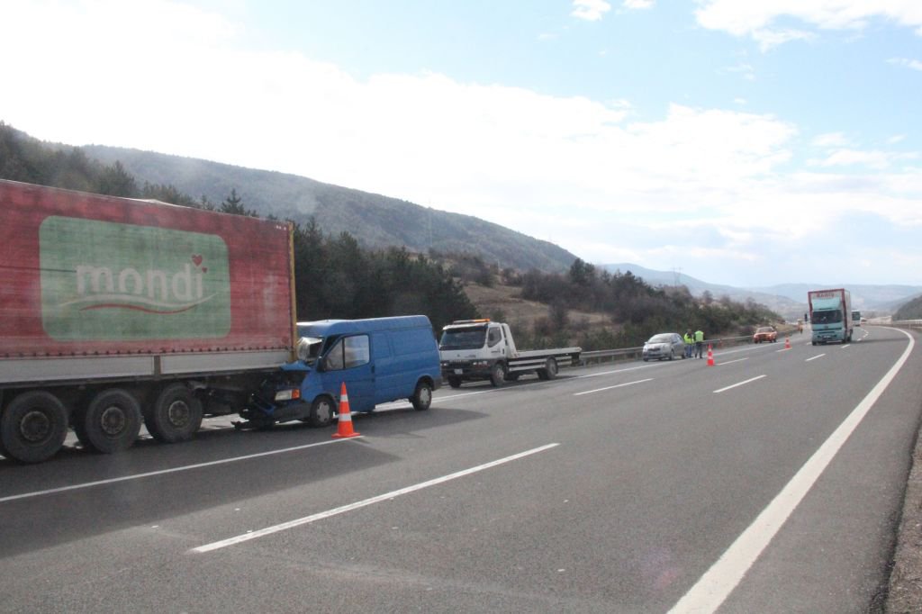 SÜRÜCÜ UYUDU, TIR'A ARKADAN GİRDİ