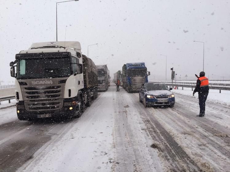TIR'IN KAPATTIĞI TEM OTOYOLU YENİDEN AÇILDI!
