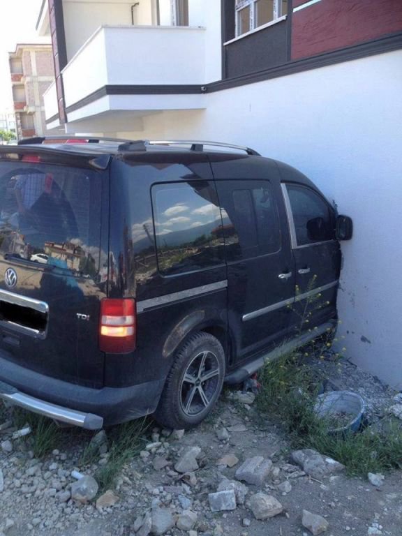 TİCARİ ARAÇ APARTMANA GİRDİ