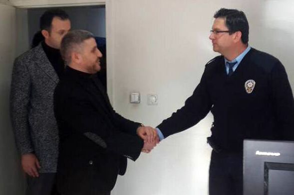 ÜLKÜCÜLER POLİSİNİN YANINDA...