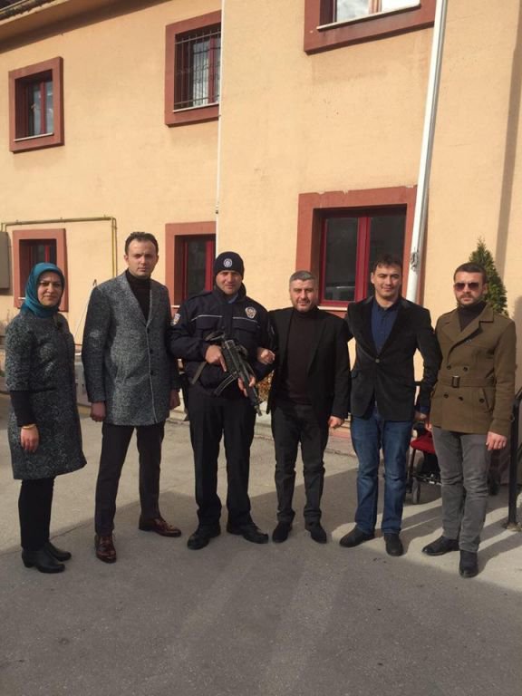 ÜLKÜCÜLER POLİSİNİN YANINDA...