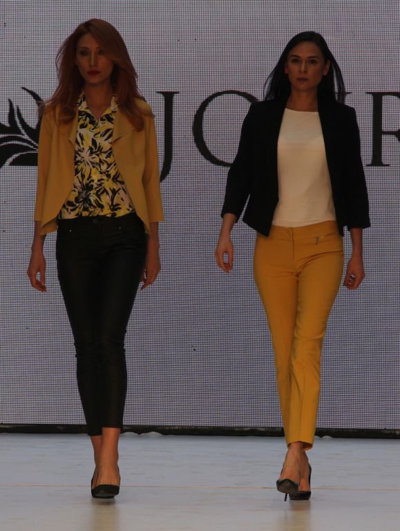 ÜNLÜ MANKENLER PODYUMDA BÜYÜLEDİ