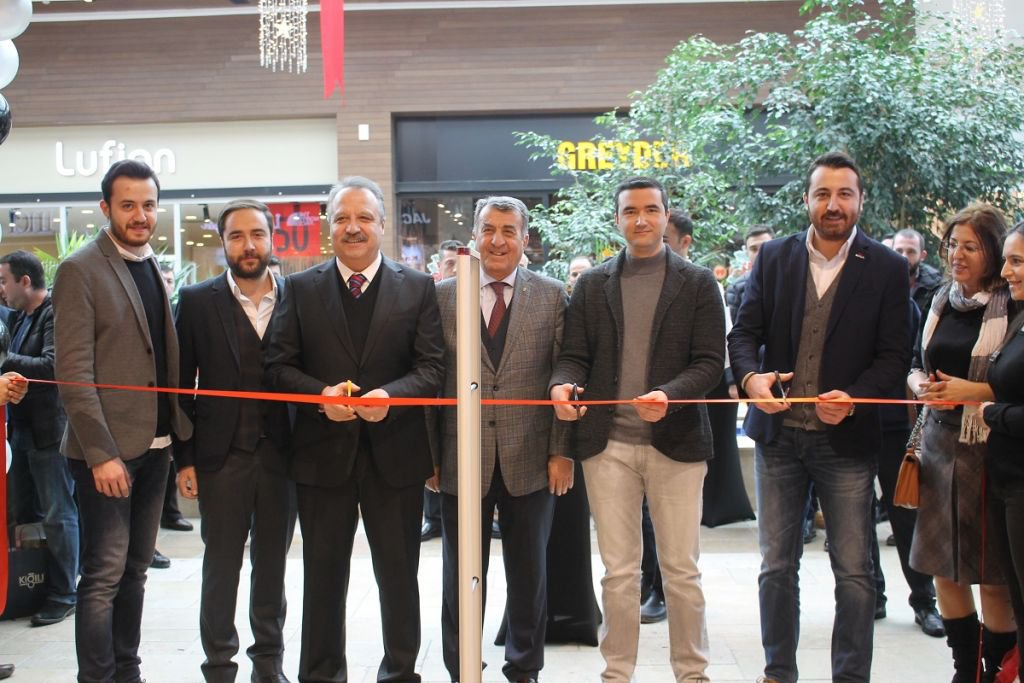 ÜNLÜ MARKA HİGHWAY'DE AÇILDI