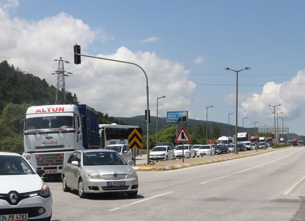 UZUN ARAÇ KUYRUKLARI OLUŞTU