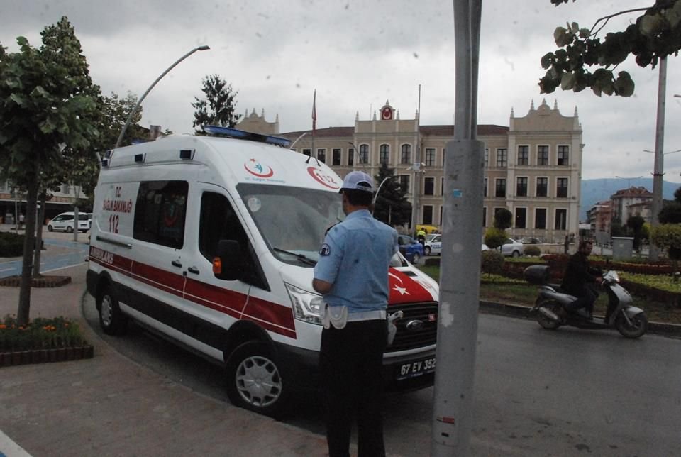 VALİLİK ÖNÜNDE HAREKETLİ ANLAR