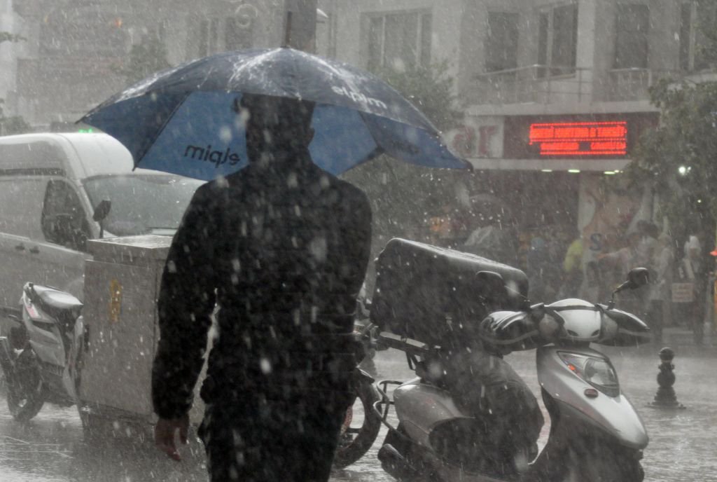 YAĞMUR VE DOLU 15 DAKİKA YAĞDI BÖYLE OLDU