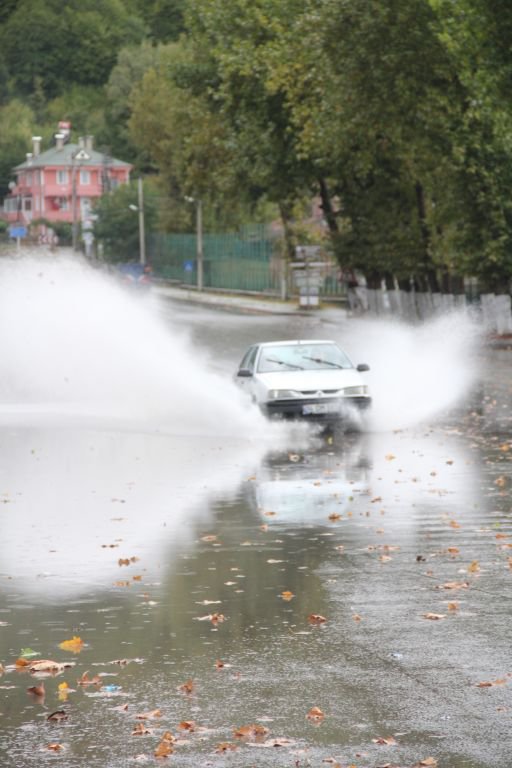 YAĞMUR VE FIRTINA HAYATI FELÇ ETTİ