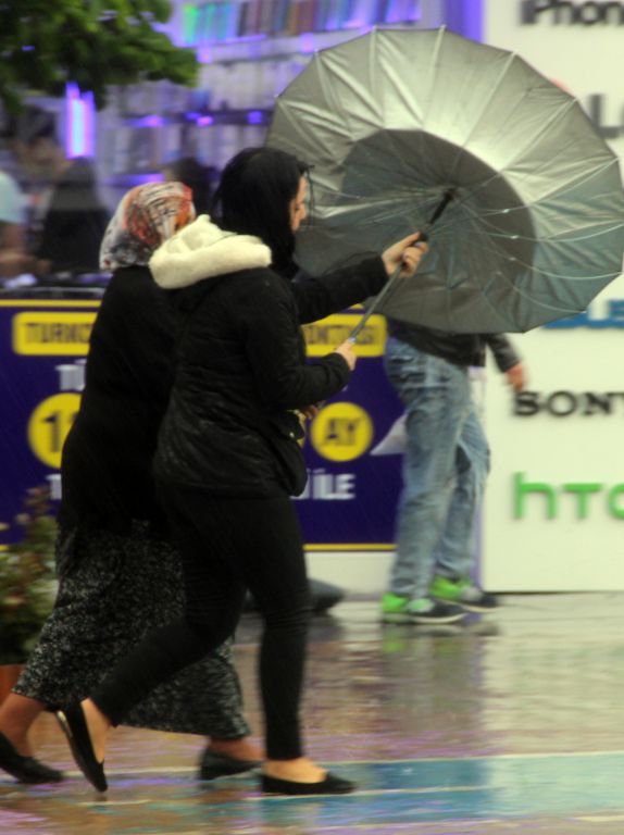 YAĞMUR VE FIRTINA HAYATI FELÇ ETTİ