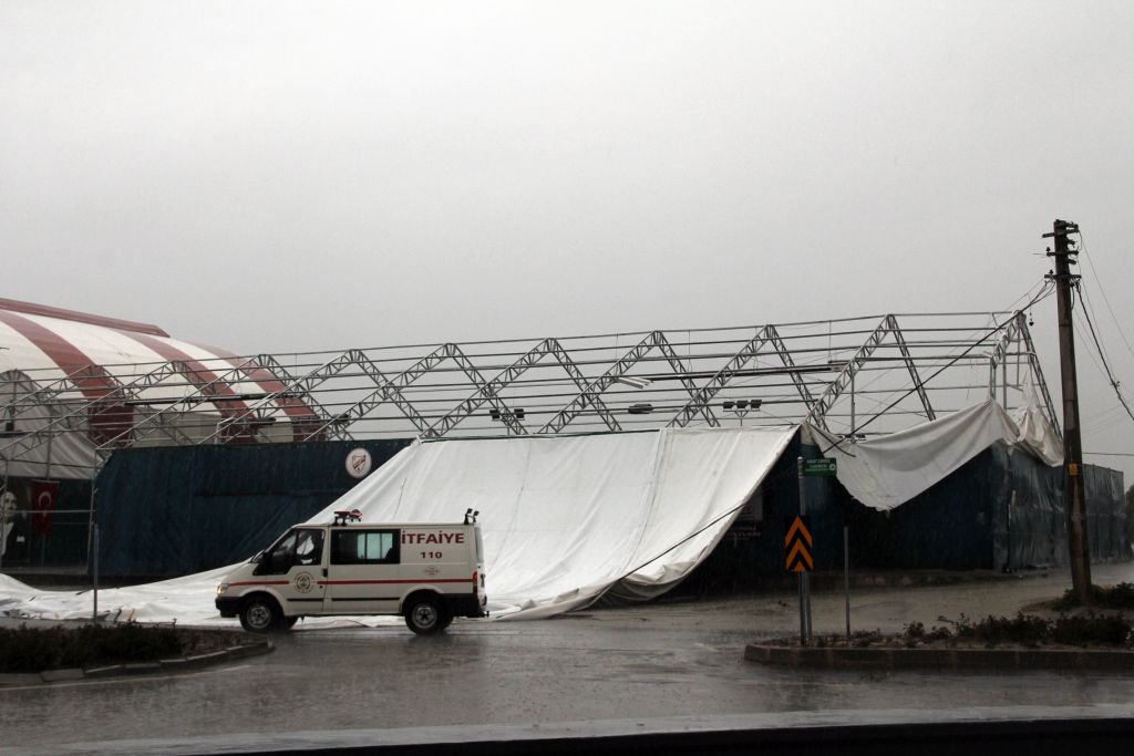 YAĞMUR VE FIRTINA HAYATI FELÇ ETTİ