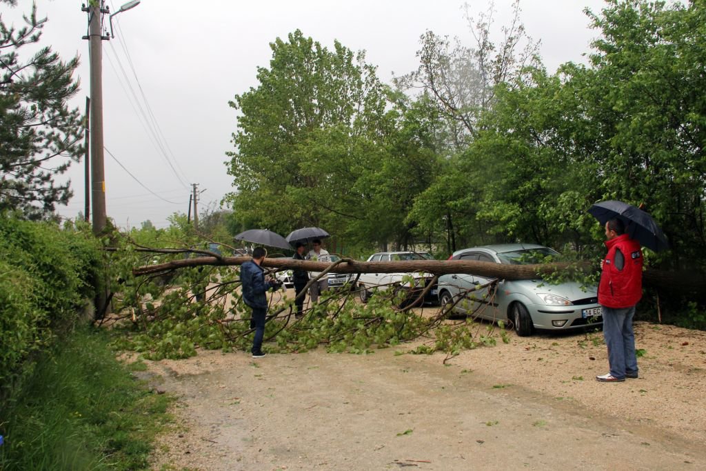 YAĞMUR VE FIRTINA HAYATI FELÇ ETTİ
