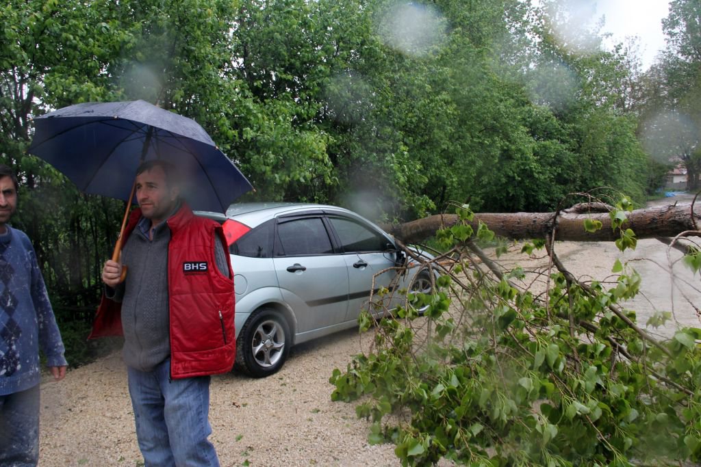 YAĞMUR VE FIRTINA HAYATI FELÇ ETTİ