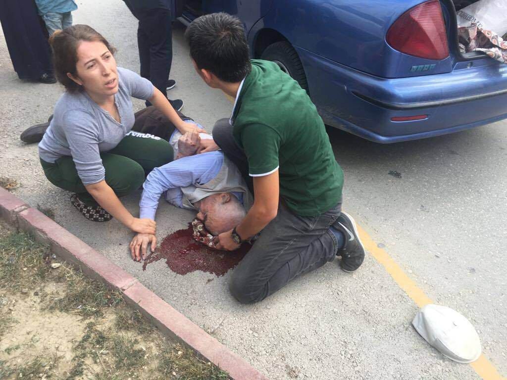 YAŞLI ADAM KANLAR İÇİNDE YERDE KALDI