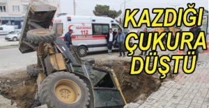 İŞ MAKİNESİ KAZDIĞI ÇUKURA DÜŞTÜ....