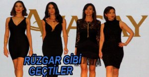 ÜNLÜ MANKENLER PODYUMDA BÜYÜLEDİ