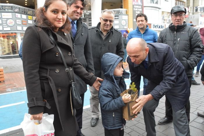 11 BİN FİDAN DAĞITILDI